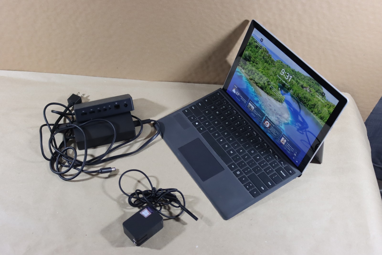 Microsoft Surface Pro 5 i5-7300U 8GB RAM 256GB Wi-Fi + Cellular / LTE