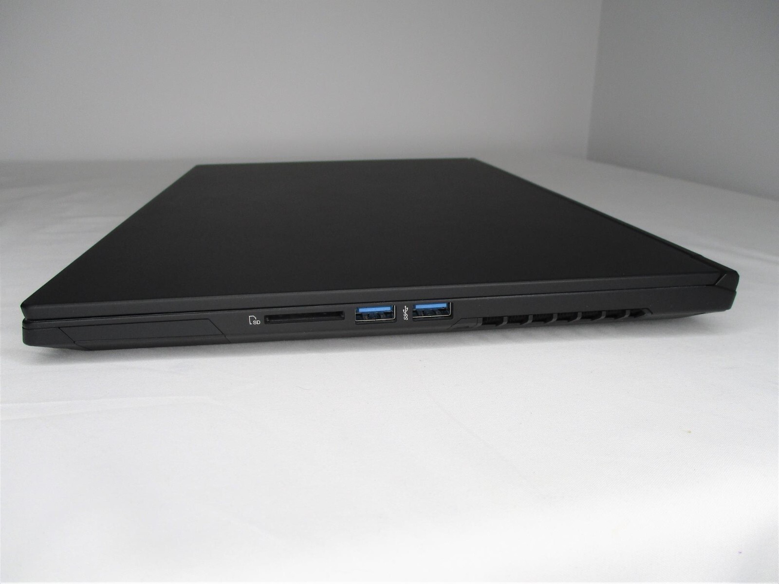 Intel Whitebook 15.6″ 144Hz FHD i7-9750H 16GB 500GB SSD GTX 1660Ti Gaming Laptop