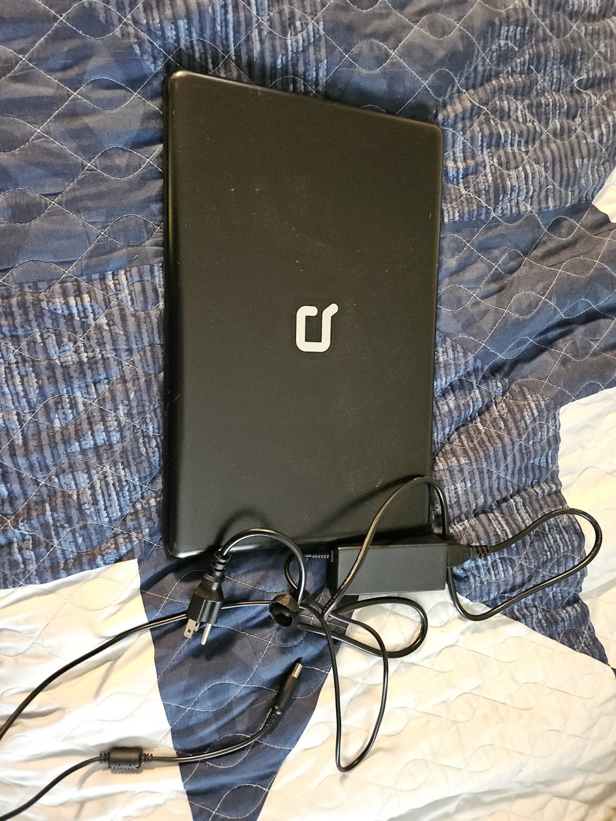 Compaq Laptop For Parts Comes With Charger.