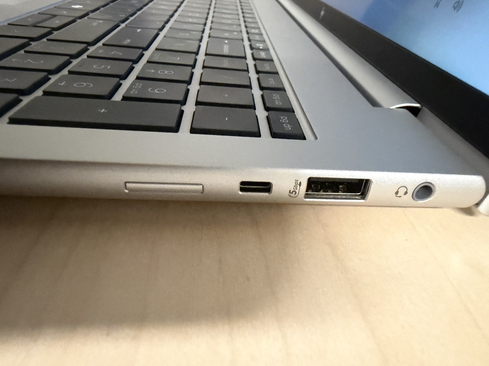 HP EliteBook 845 G11 16″ (Ryzen 7 PRO-8840U – 64GB RAM – 1TB SSD + charger