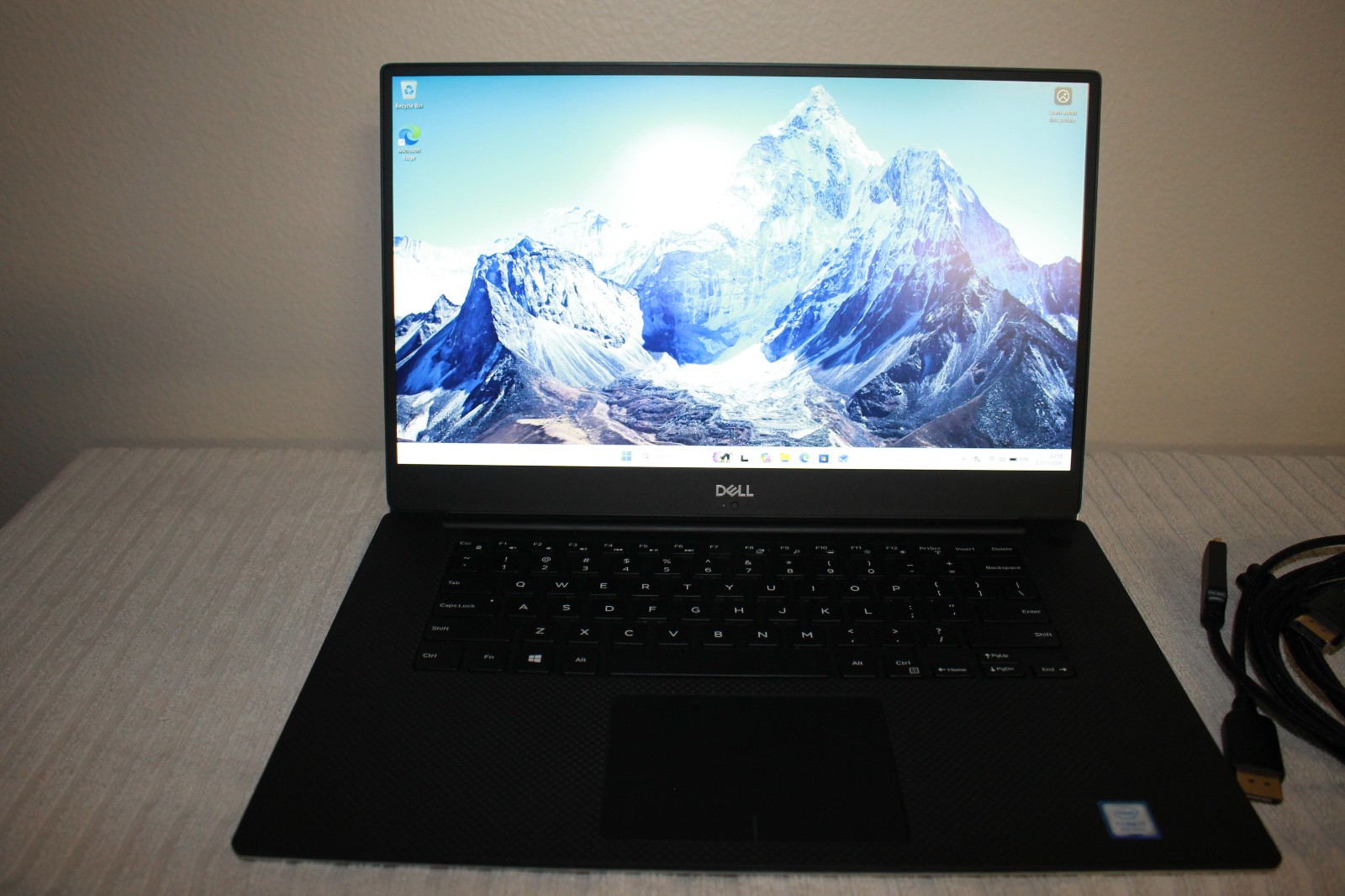 Dell XPS 9570 15″ FHD I7-8750H 1TB SSD 32GB GeForce GTX 1050Ti & DELL D6000 DOCK