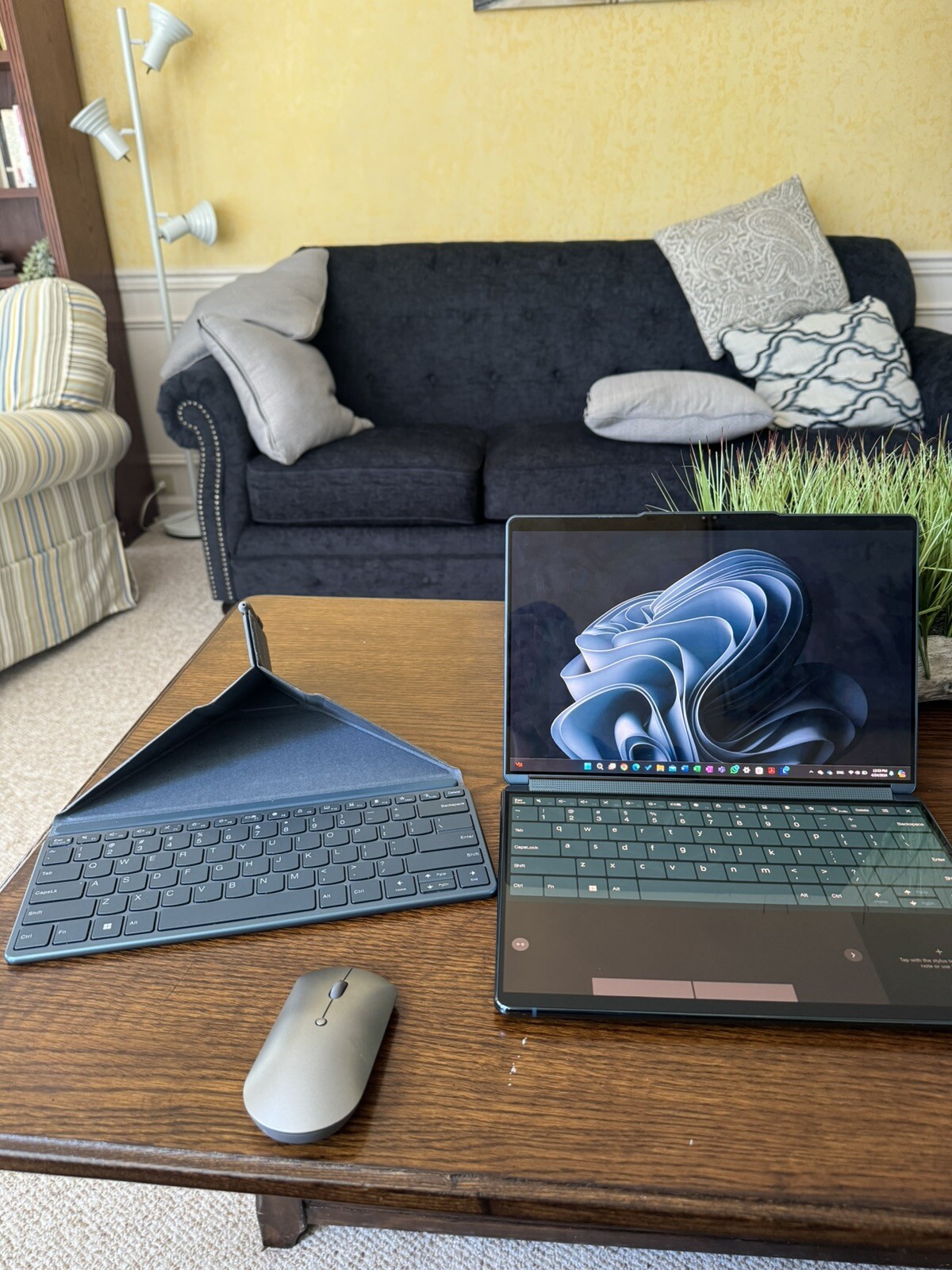 Lenovo Yoga Book 9 13IRU8 13.3″ (512GB SSD, Intel Core i7 13th Gen., 5.00…