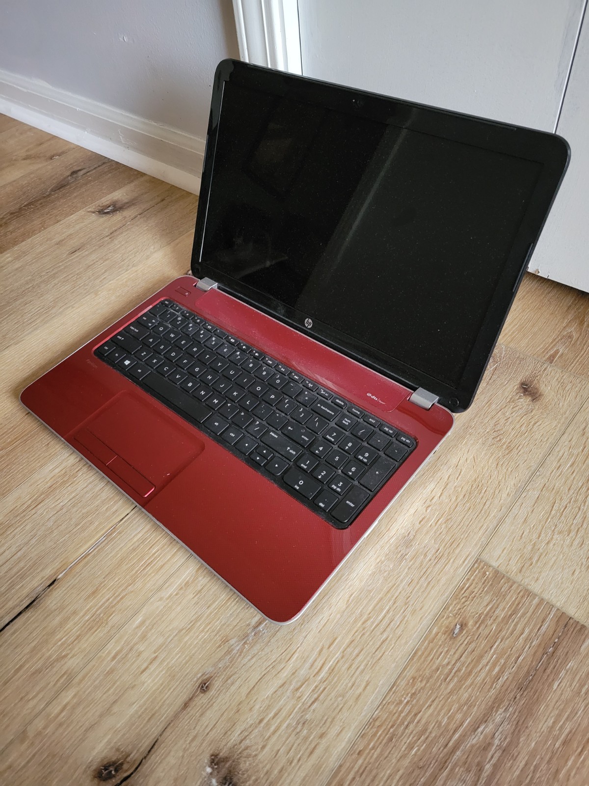 HP Pavilion Laptop Red 15.5″