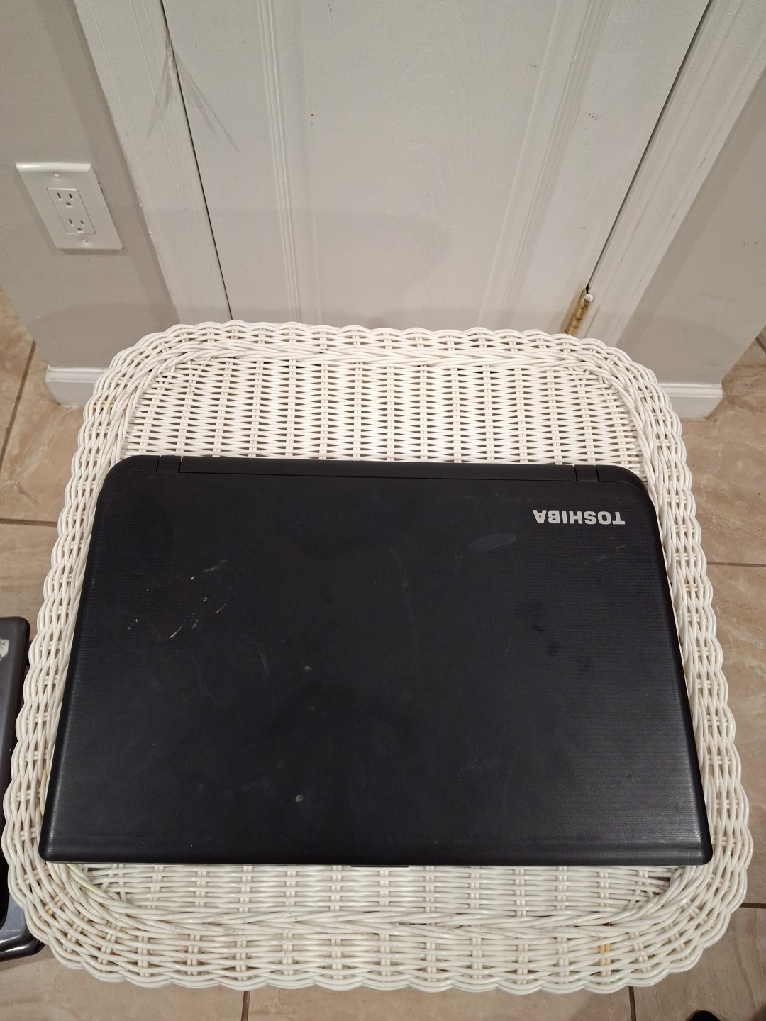 TOSHIBA Satellite C55D-A5163 AMD E1-2100 APU with Radeon HD Graphics @ 1.00GHz