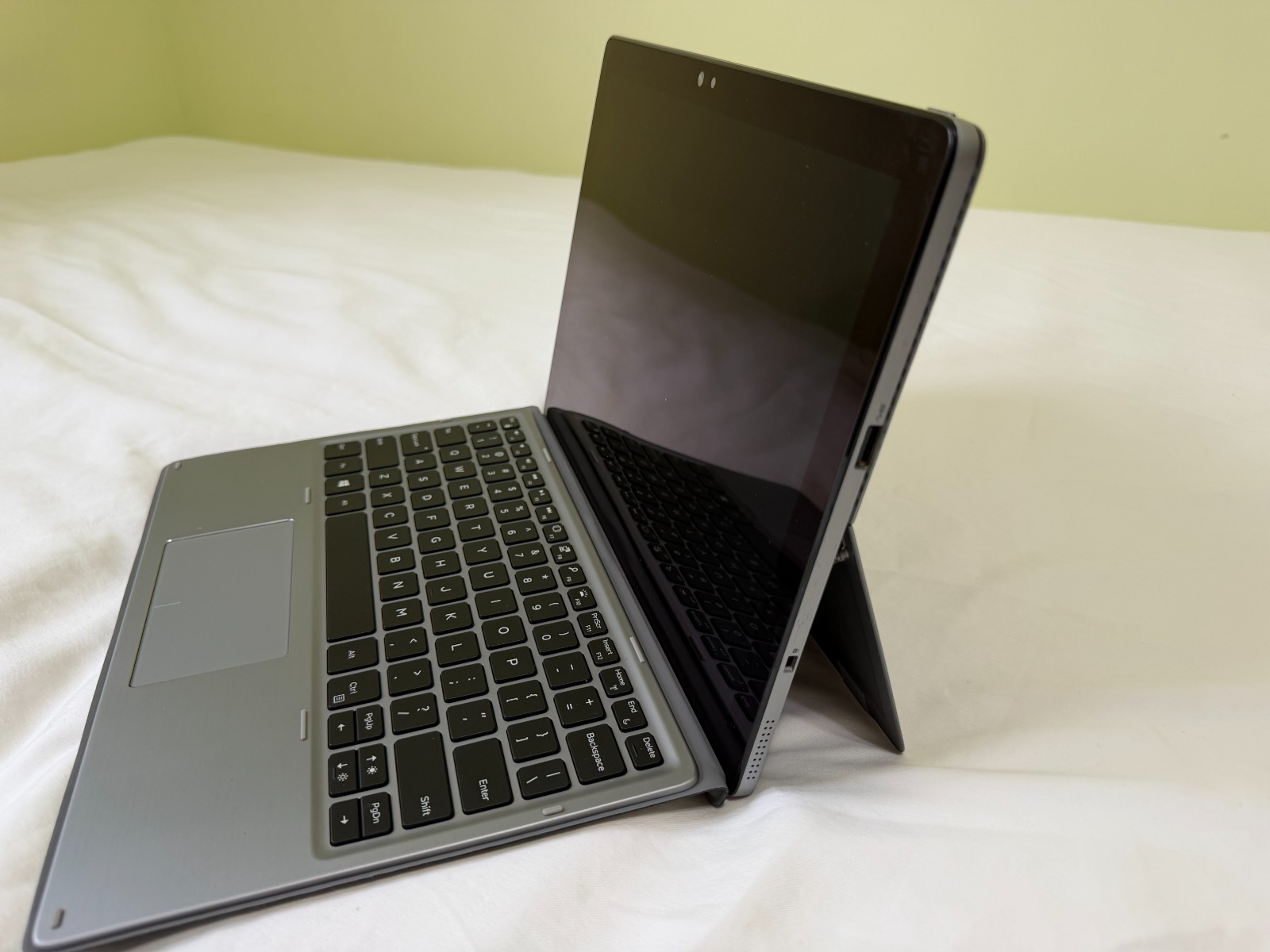 Dell Latitude 7200 2 in 1 12.3″ Core i7-8665U 1.9GHz 16GB RAM 512GB SSD WIN 10