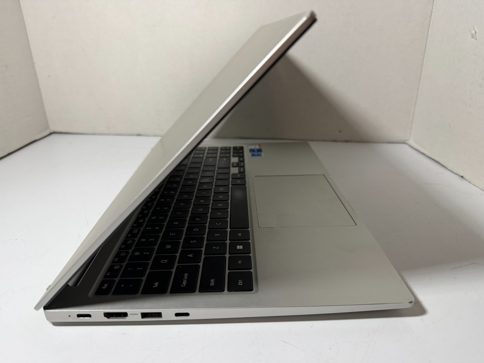 SAMSUNG NP750TDA 15.6″ i7-1165G7 16GB RAM- NO SSD -For Parts- NO POWER ON