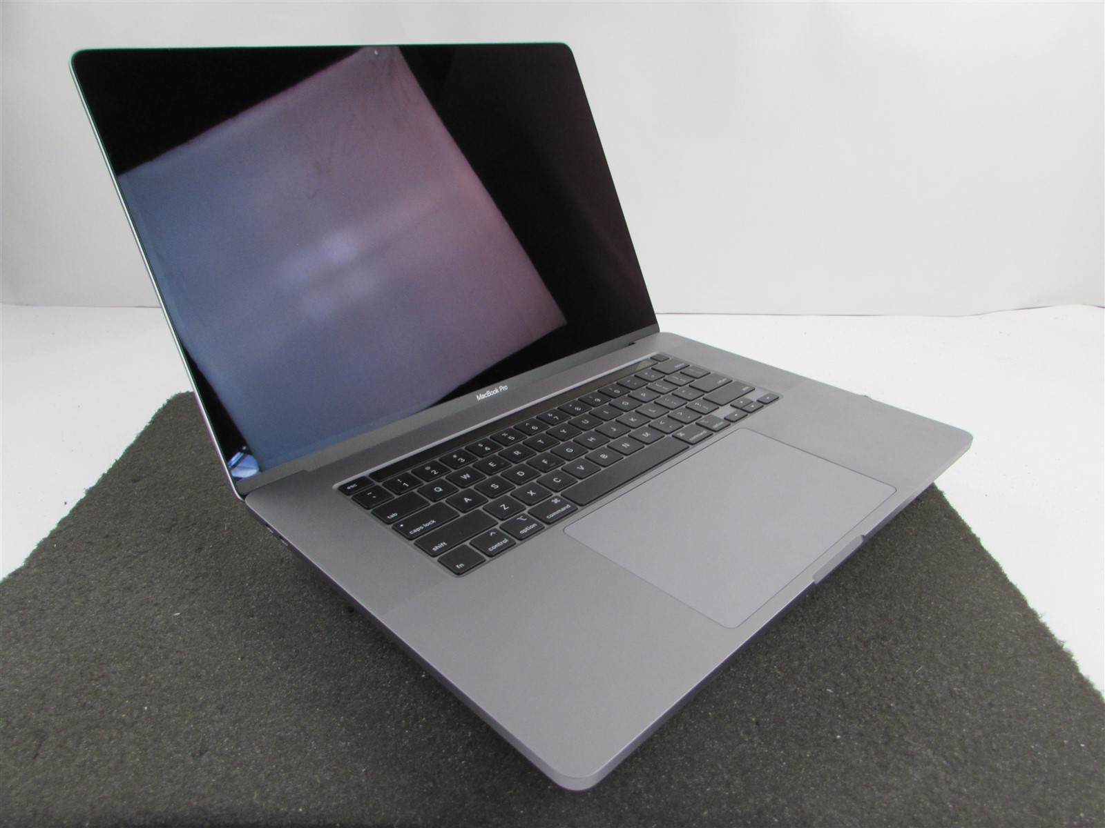 APPLE MACBOOK PRO A2141 3072X1920 I9-9980Hk 1TB SSD 32GB RAM AMD GPU NO O.S