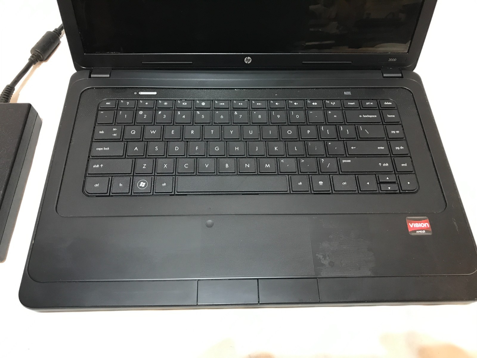 HP 2000 Notebook Laptop AMD E-350 3GB Serial Windows XP Charger 320gb / 16″