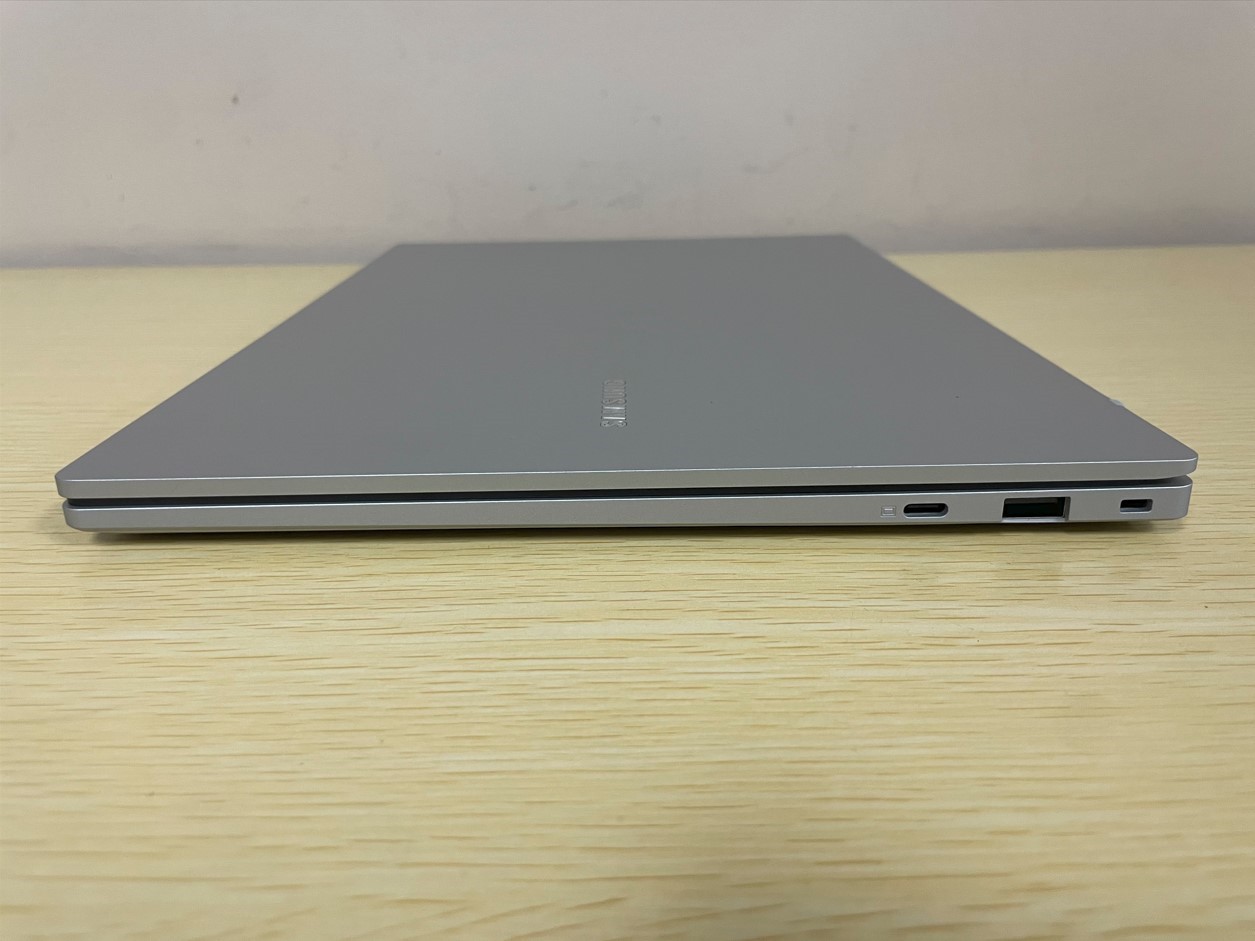 Samsung Galxy Book Go 14″ Snapdragon 7c Gen2 2.55Ghz 4GB RAM 128GB NVMe Laptop