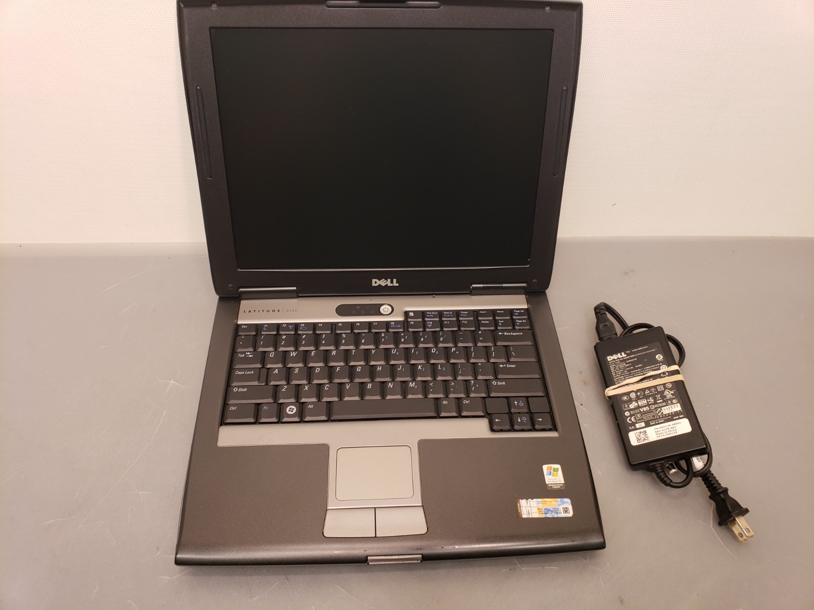 Vintage Dell Latitude D520 Laptop 14″ Core2 Duo 1.83GHz 1.5GB 320GB Win XP Pro