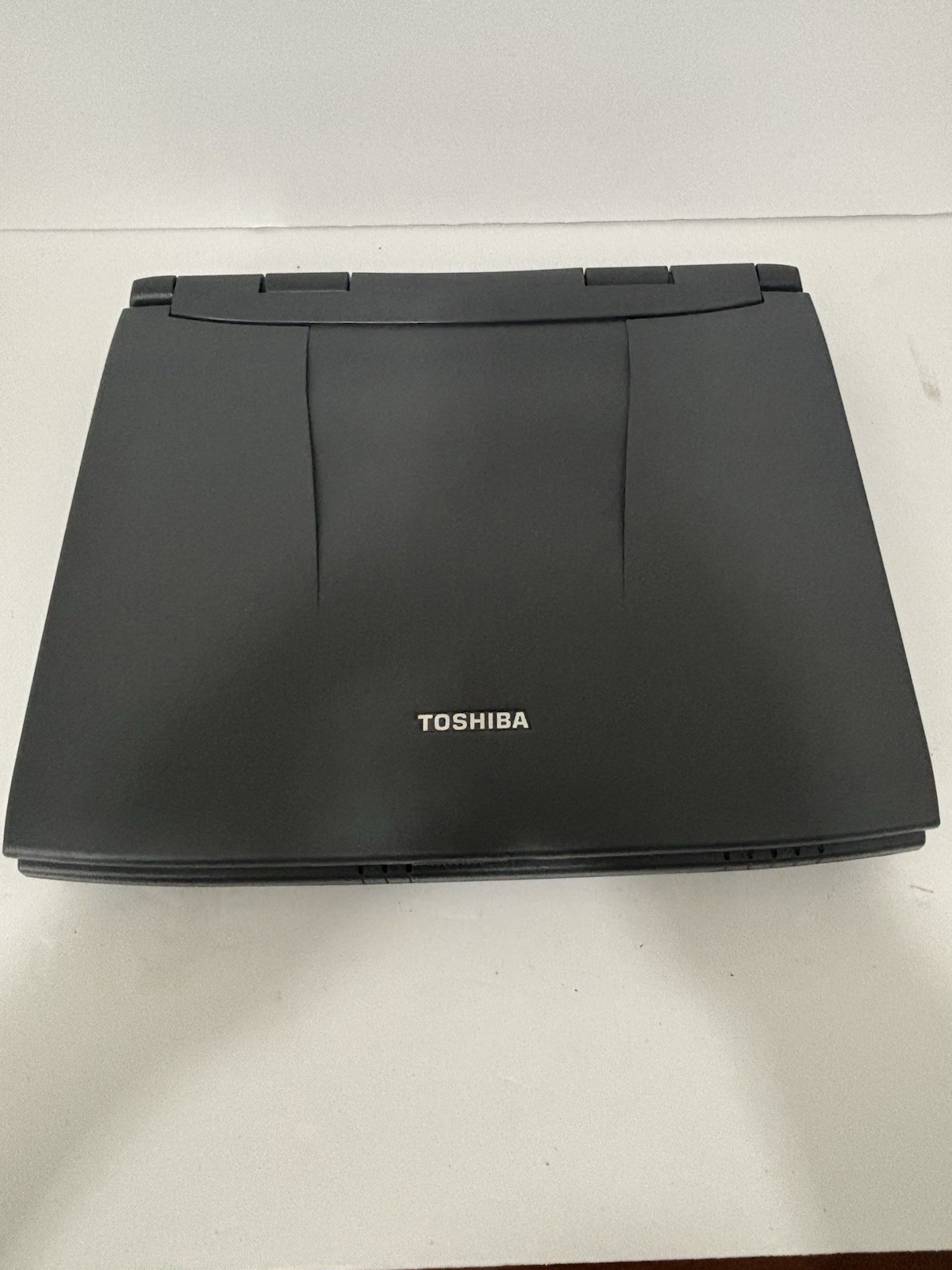 Toshiba Satellite 2595CDT 12.1in Pentium 233MHz 64MB Window 98 Laptop Computer