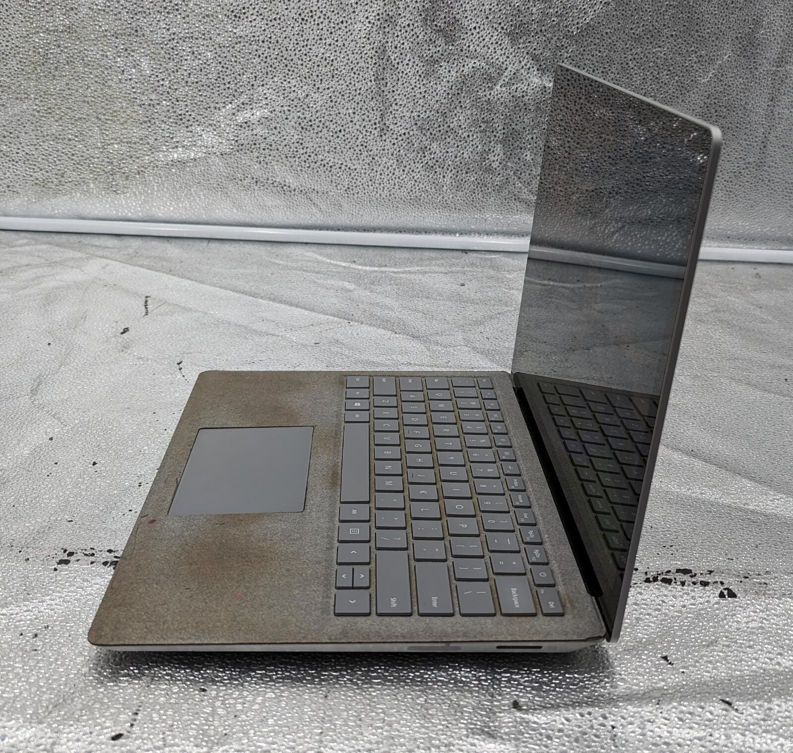 Microsoft Surface Laptop 13.5″ 256GB 8G Intel Core i5 7th Gen. 2.60 GHz *READ*