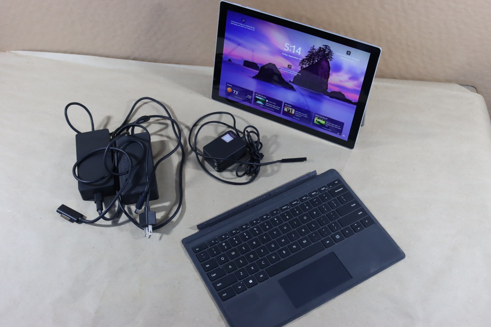 Microsoft Surface Pro 5 i5-7300U 8GB RAM 256GB Wi-Fi + LTE
