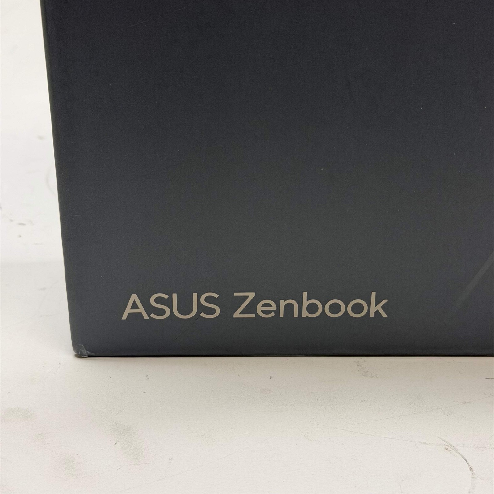 Asus ZenBook Q409ZA 14″ Core i5-1240P 1.70GHz 8GB RAM 256GB SSD