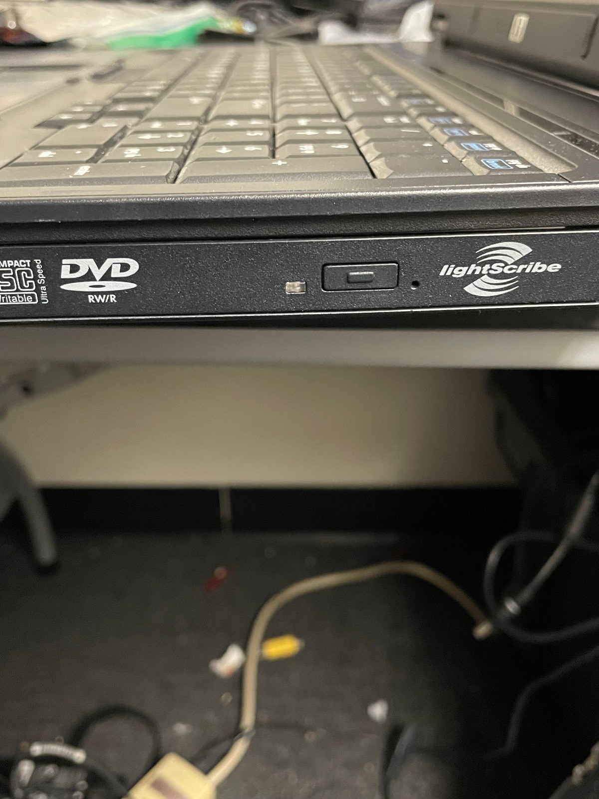 HP Compaq 8710P Core 2 Duo T8100 2100MHz 2 GB 320GB HDD XP Pro WXGA+ Nvidia GPU