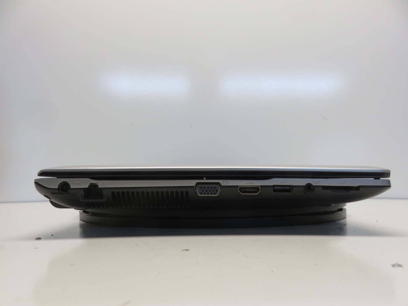 Samsung NP300E5E Intel i3-3120M 2.5GHz 2 GB NO HDD No Batt