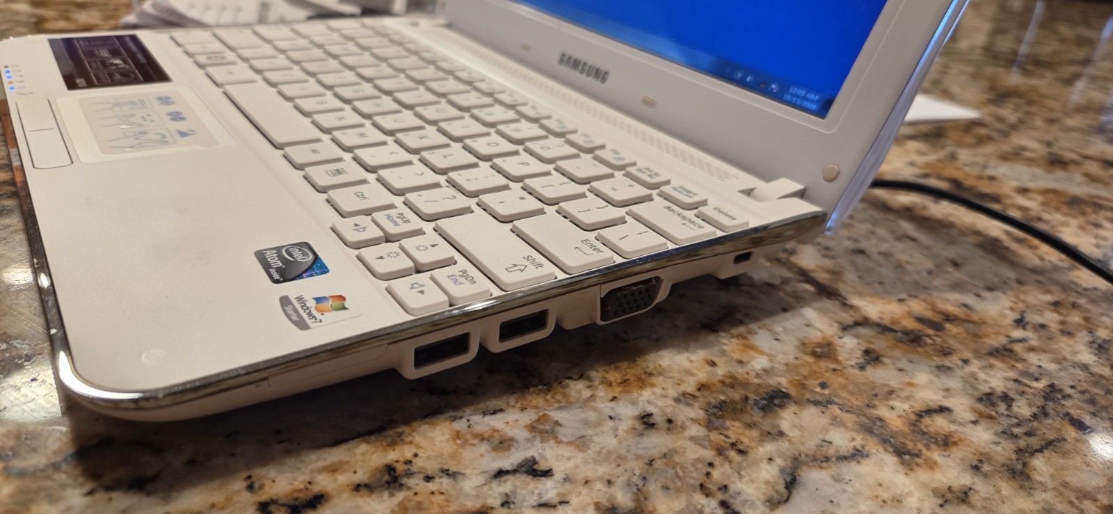 Samsung N210 10.1″ White Netbook Atom 1.66GHz 1GB 160GB HDD Win 7 Charger
