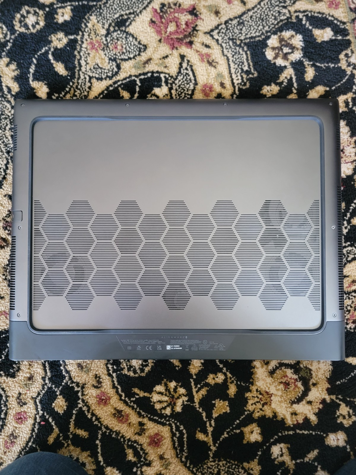 Alienware m18 R1 18in Ryzen 9 7845HX 32GB RTX 4070 2TB SSD W11H