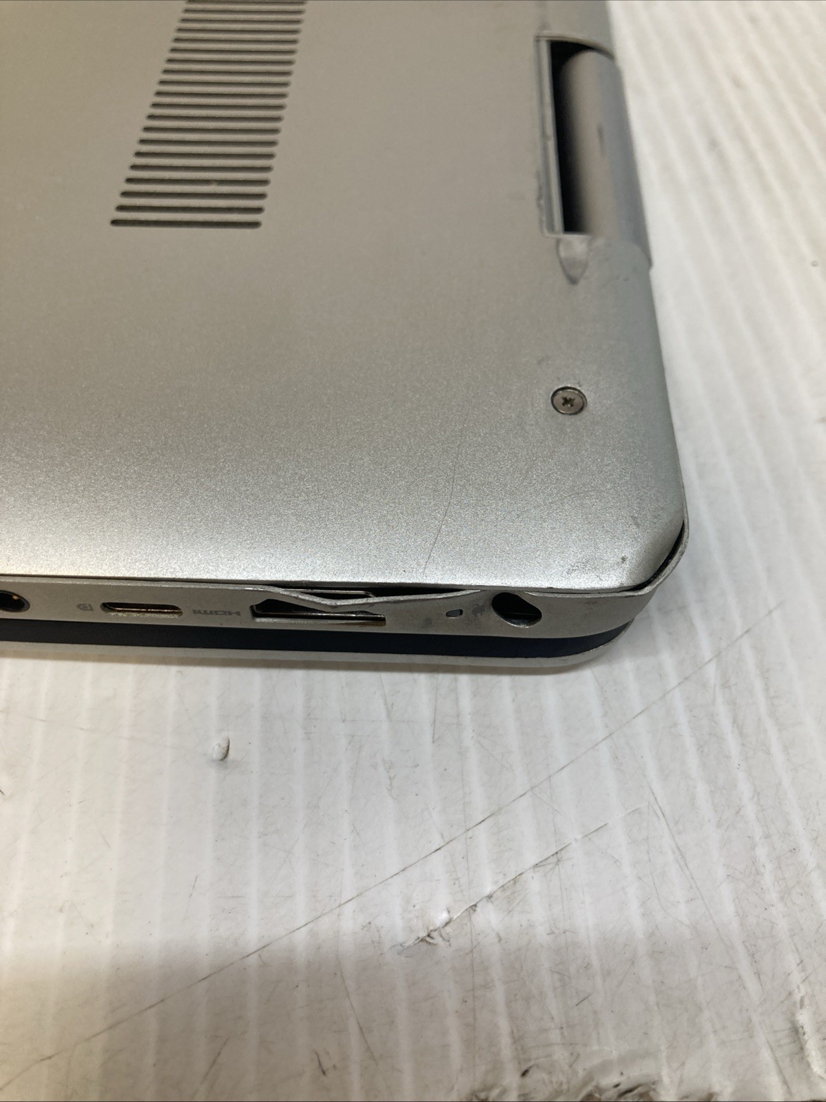 Dell Inspiron 7786 Intel Core i7-8565U 4GB Ram NO HDD Boot to BIOS