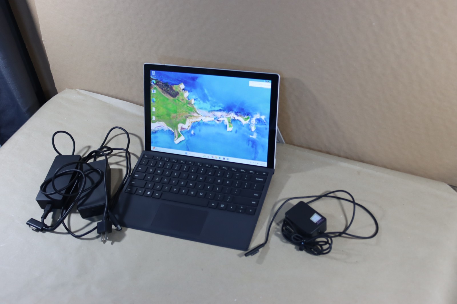 Microsoft Surface Pro 5 i5-7300U 8GB RAM 256GB Wi-Fi + LTE
