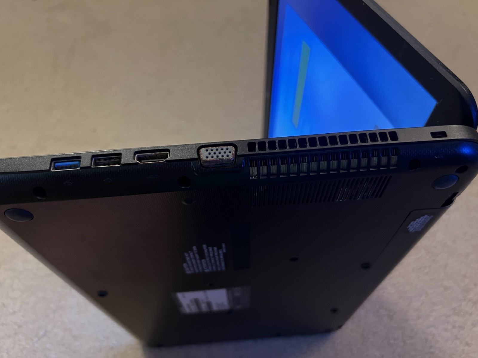 (READ!) Toshiba Satellite C55-B5362: Core i3-4005U @1.70GHz, 8Gb DDR3, 256Gb SSD