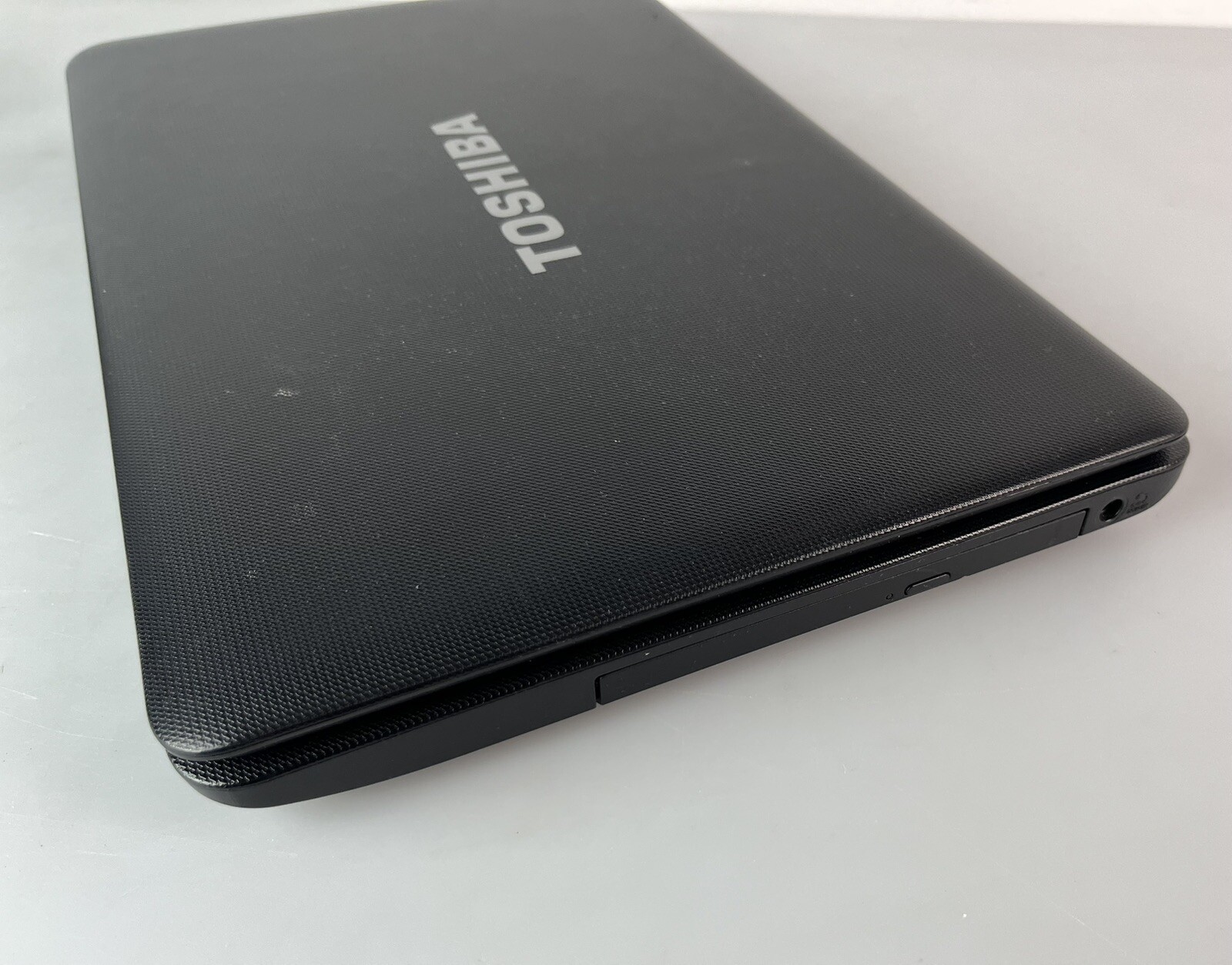 Toshiba Satellite C855d-S5303 AMD E-350 1.60 GHzLaptop Windows 10