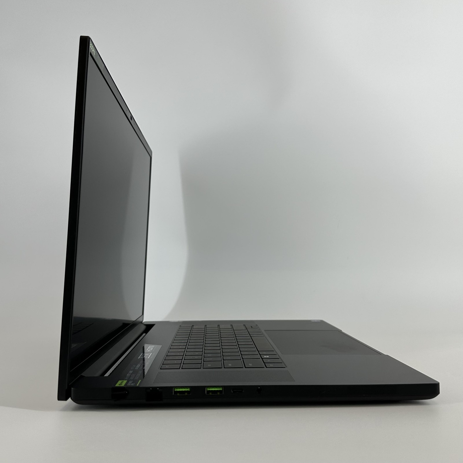 Razer Blade 18 240Hz QHD 2.2 GHz i9-14900HX 32GB 2TB NVIDIA RTX 4090 Excellent