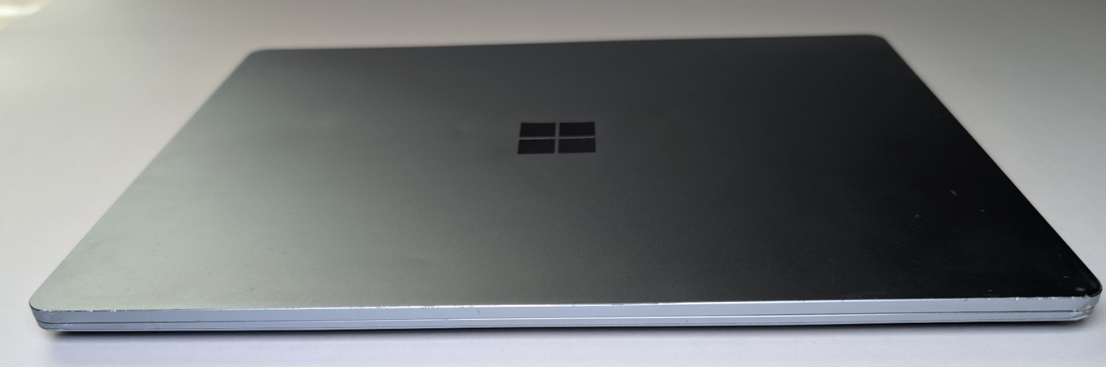 Microsoft Surface Laptop Go 12.4″ i5-1035G1 8GB 128GB SSD Win10 Home. ~566~