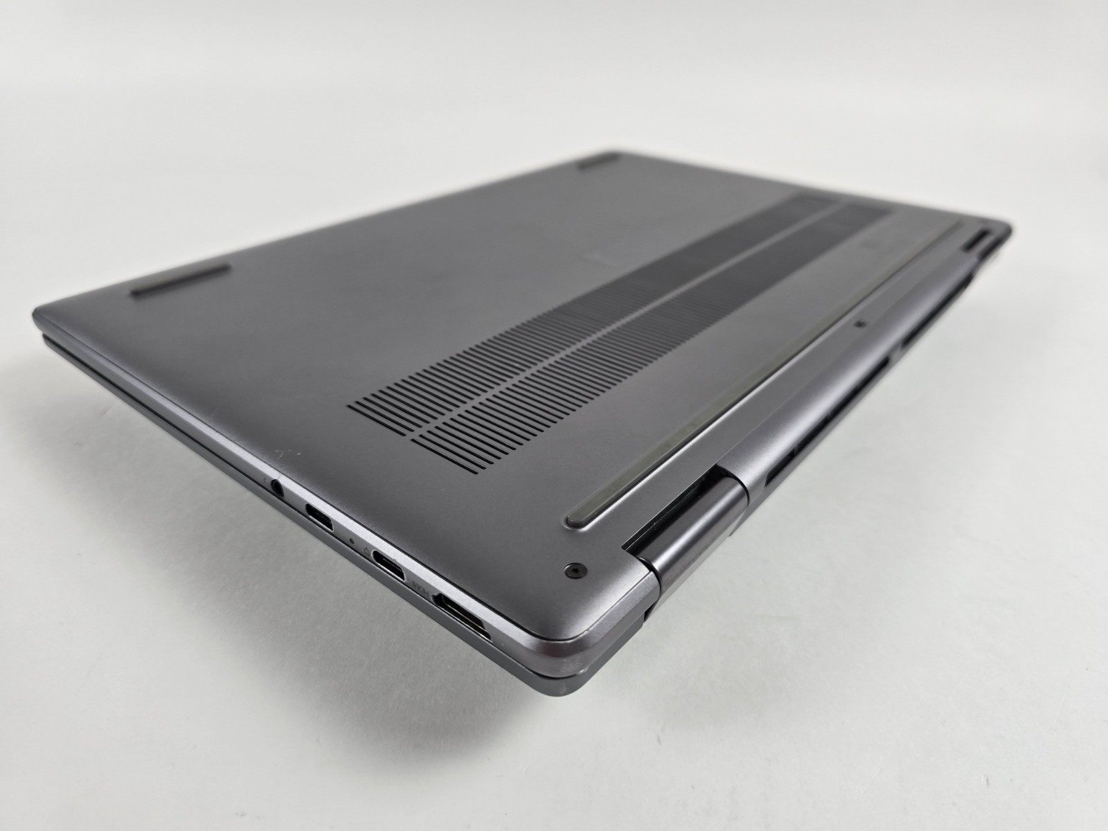 Lenovo Yoga 7 14″ WUXGA Touch 2-in-1 Ryzen 7 8840HS 16GB 1TB SSD – Used- READ