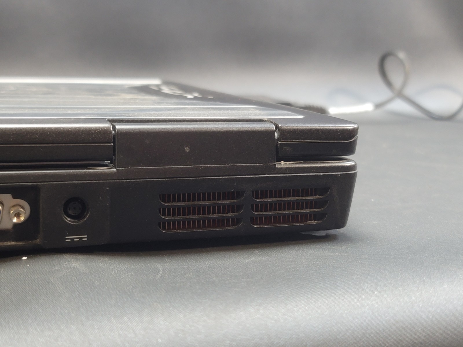 Dell Linux Ubuntu PP14L with Power Adapter PA-13 NEEDS NEW SCREEN