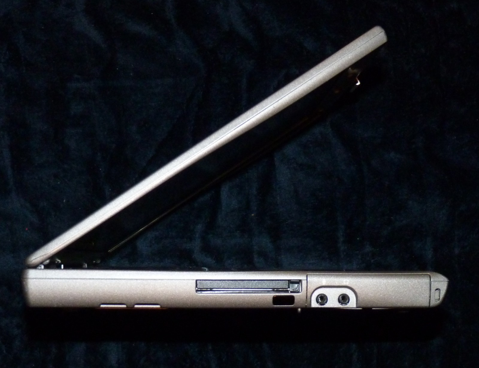 COMPLETE Dell Latitude D600 14″ 1.40GHz/64GB SSD/1GB/Serial/Parallel/ATI GPU/XP