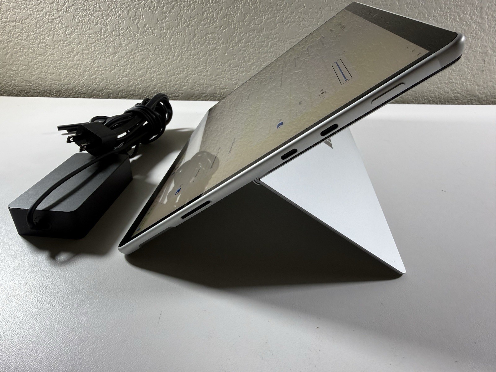 Microsoft Surface Pro 8 (1982) i5-1145G7 – 16GB RAM – 256GB 120Hz – Win 11 Pro