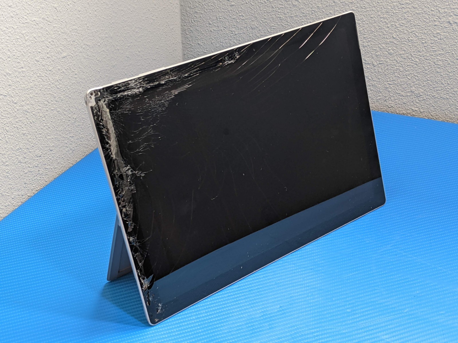 MS Surface Pro 4 1724 12.3″ TABLET i5-6300U 2.4GHz 4GB 128GB SSD AS IS FOR PARTS