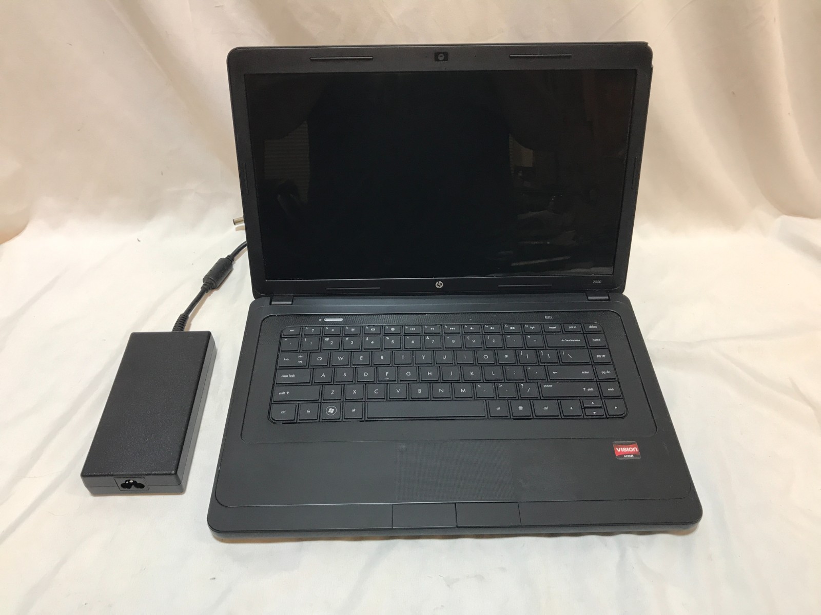 HP 2000 Notebook Laptop AMD E-350 3GB Serial Windows XP Charger 320gb / 16″