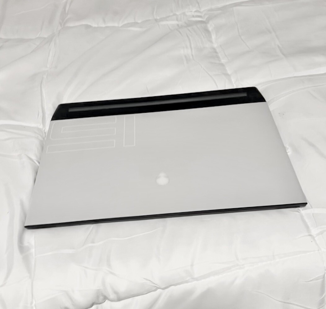 Alienware m15 R4 15.6″ (1TB SSD, Intel Core i7-10870H, 2933MHz, 16GB RAM, NVIDIA