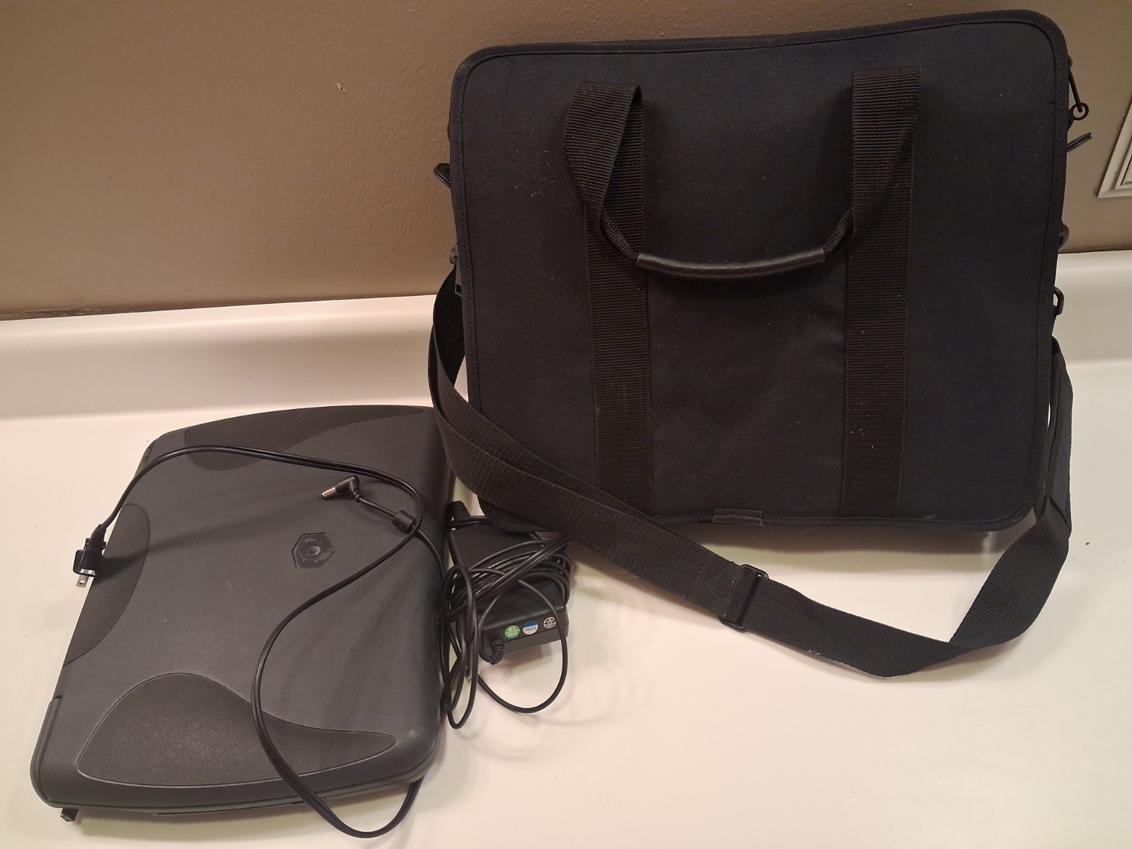 Vintage Gateway Solo 1150 Laptop Windlows ME – Parts or Repair Only