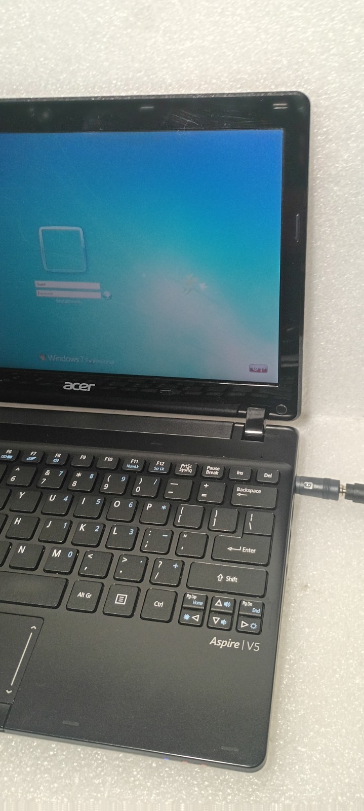 Acer Aspire V5-121- 11.6 Notebook AMD C70 @ 1.00GHz- Works bad Battery. no charg