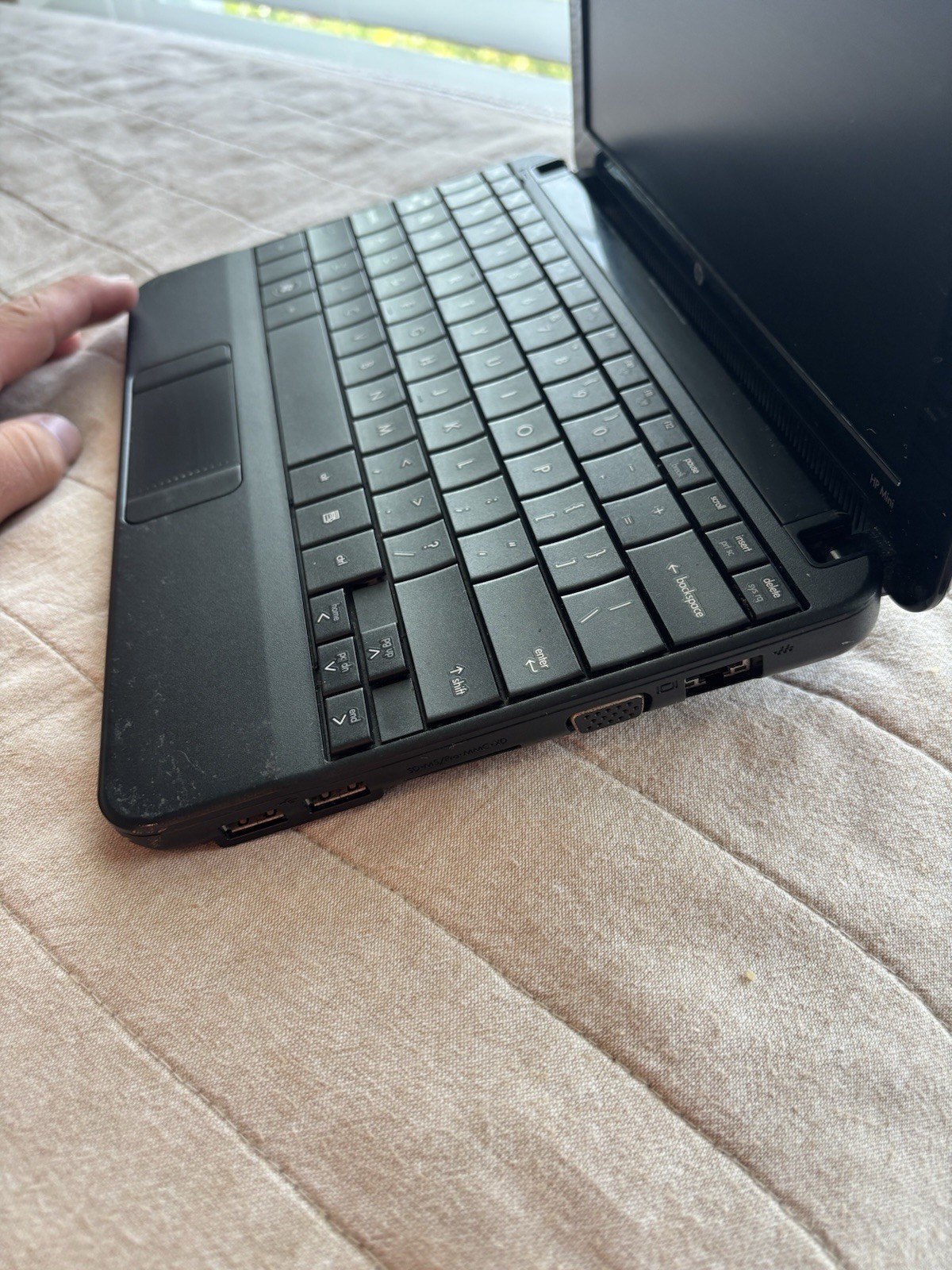 HP Mini 110-3530nr 10.1″ Black Netbook Computer (no charger) Powers On Read Desc