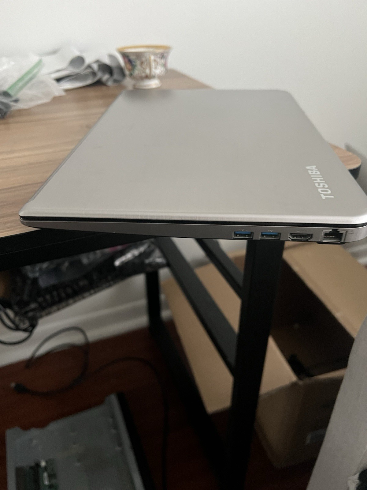 Toshiba Satellite E55-A5114 Laptop (Intel i5, 750 Gb HDD 6 Gb DDR3, Windows 10)