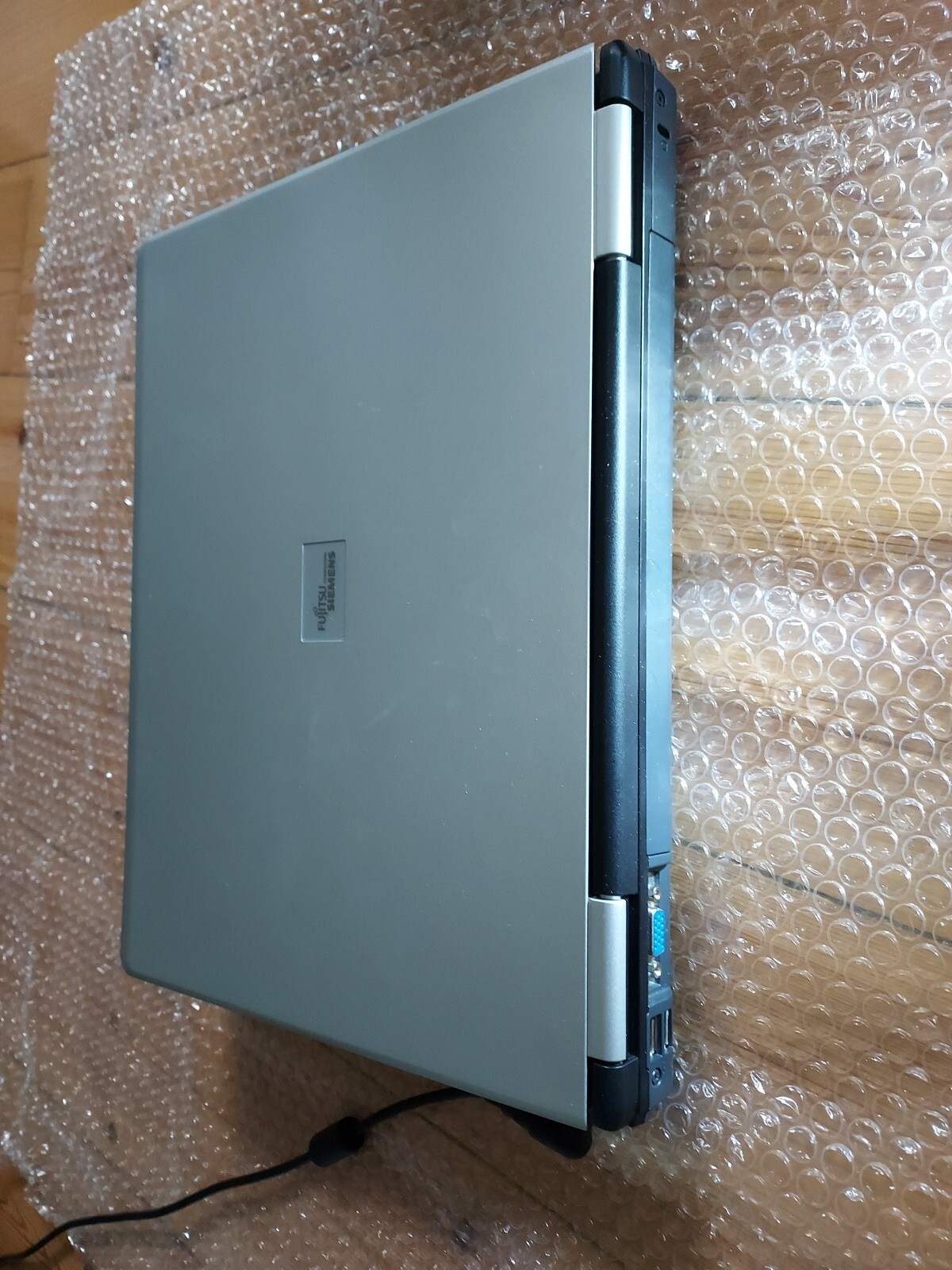 Fujitsu Siemens Amilo LI 1705 Laptop