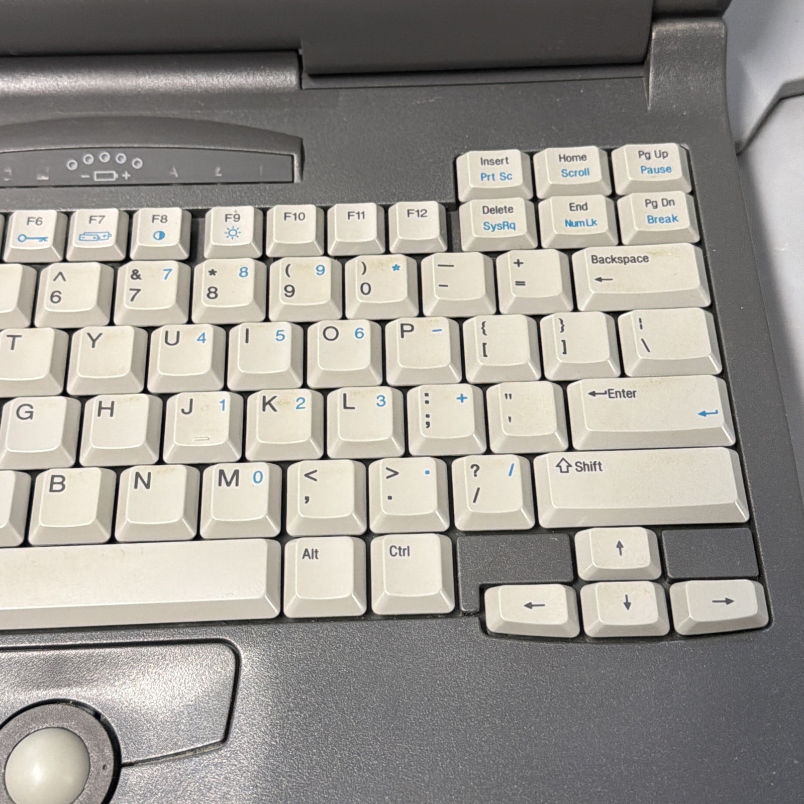 COMPAQ CONTURA 400CX 8.5″ VINTAGE PC LAPTOP SOLD AS-IS (POWERS ON)