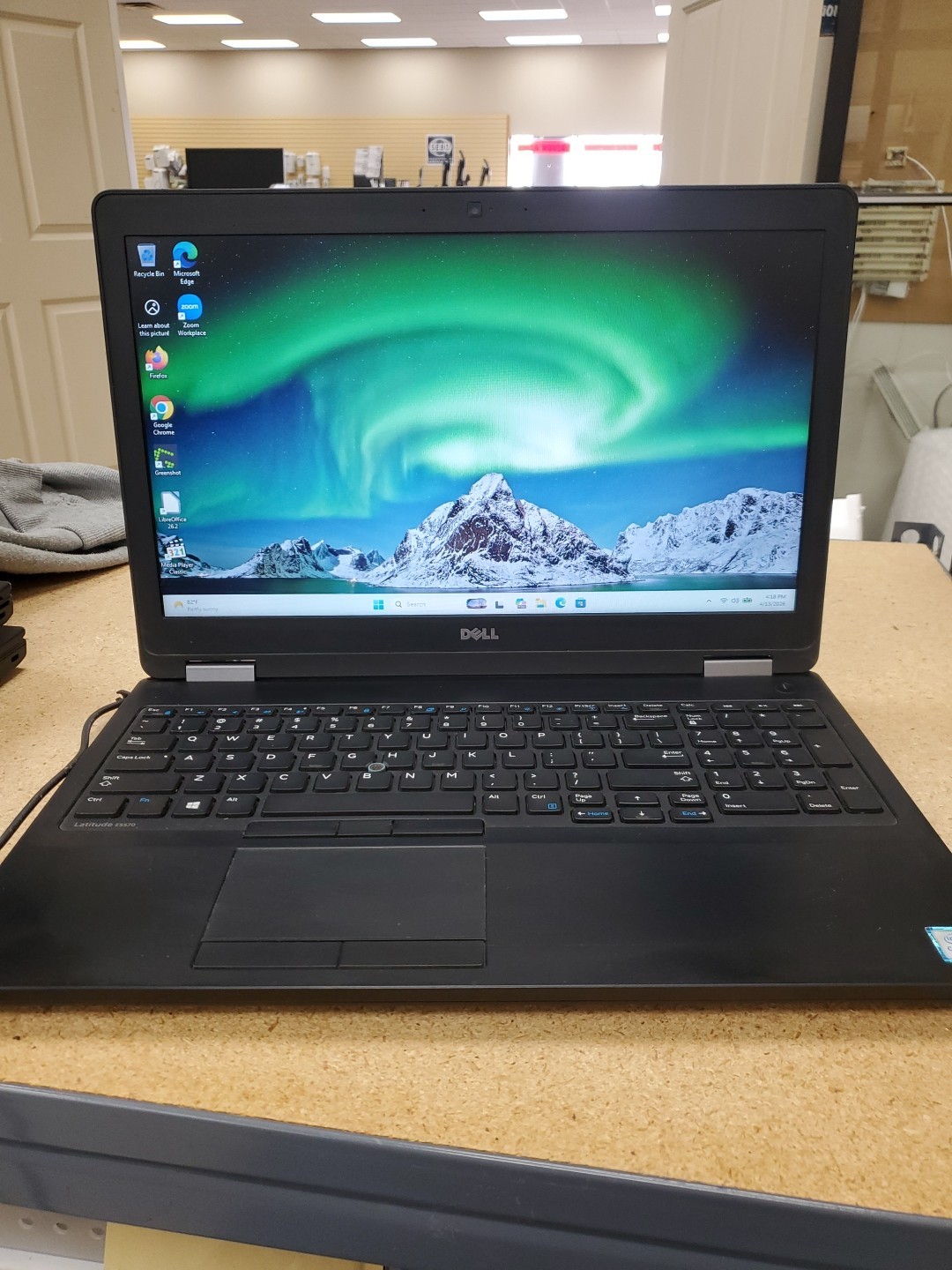 Dell Latitude E5570 15.6″ (256g SSD, Intel Core i5 6th Gen., 8GB) 041326-1