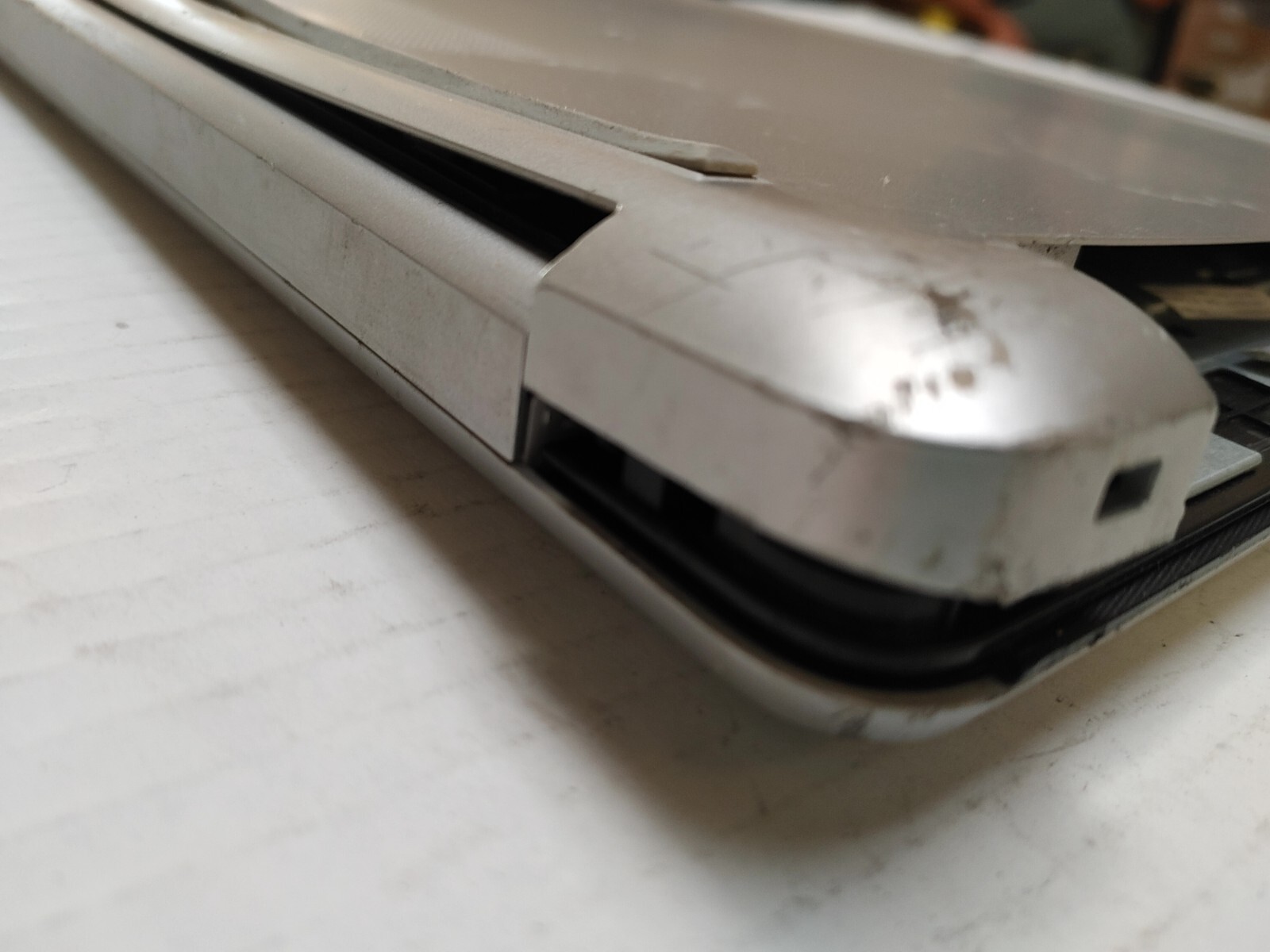 HP 17-by0xxx Core i3-8130U@ 2.20GHz , NO RAM ,NO HD , Bad screen ,for parts only