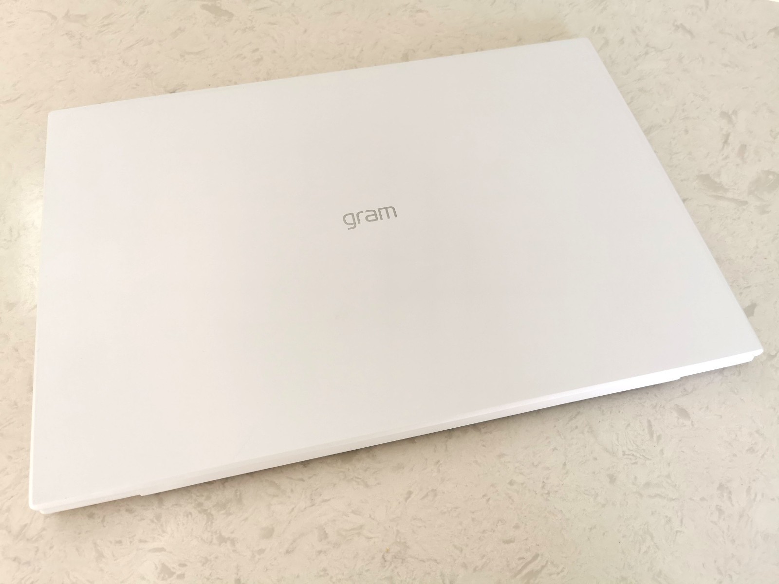 White LG Gram i5-1135G7 16GB DDR4 512GB or 1-2TB SSD 2K 16″ Lightweight Laptop
