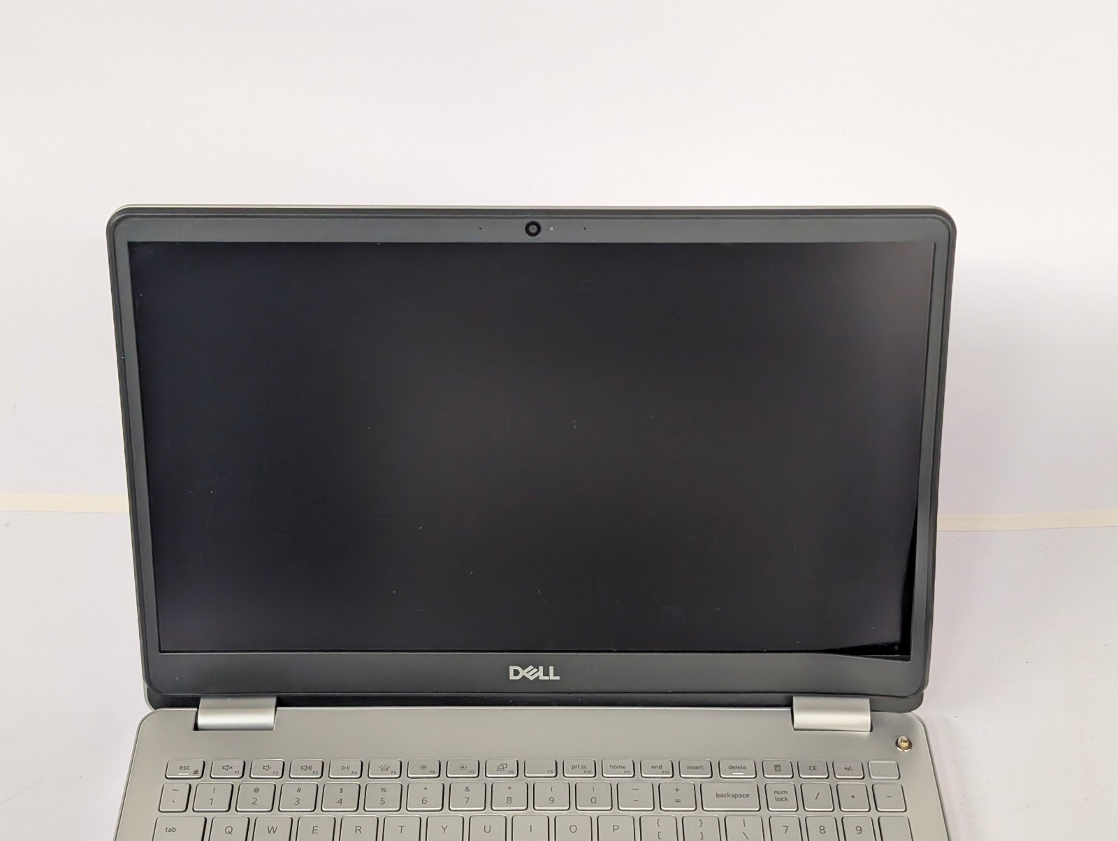Dell Inspiron 5584 15.6″ i7-8565U 16GB 256GB + 500GB SSD Windows 11 Pro; cracks