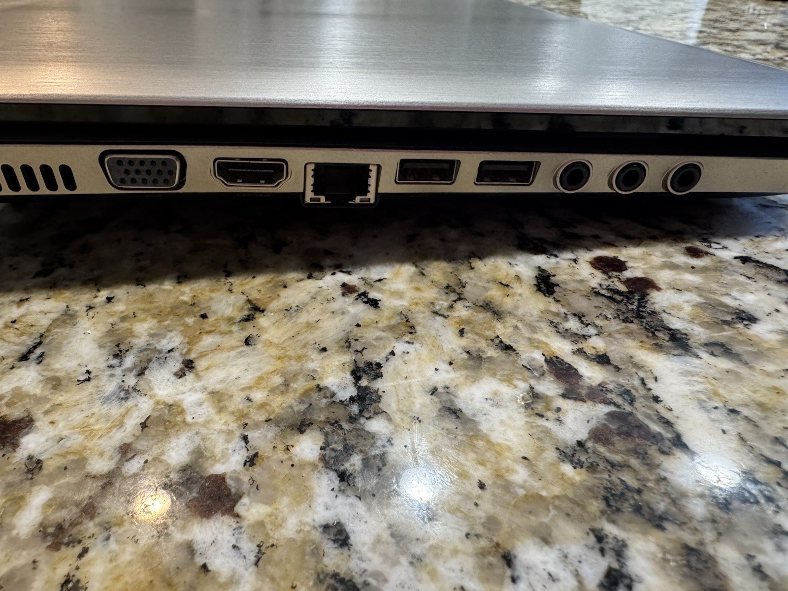 HP DV7- 6c23ci 17.3″ Notebook 6GB RAM AMD A8-3520M with Radeon HD 1.60GHz