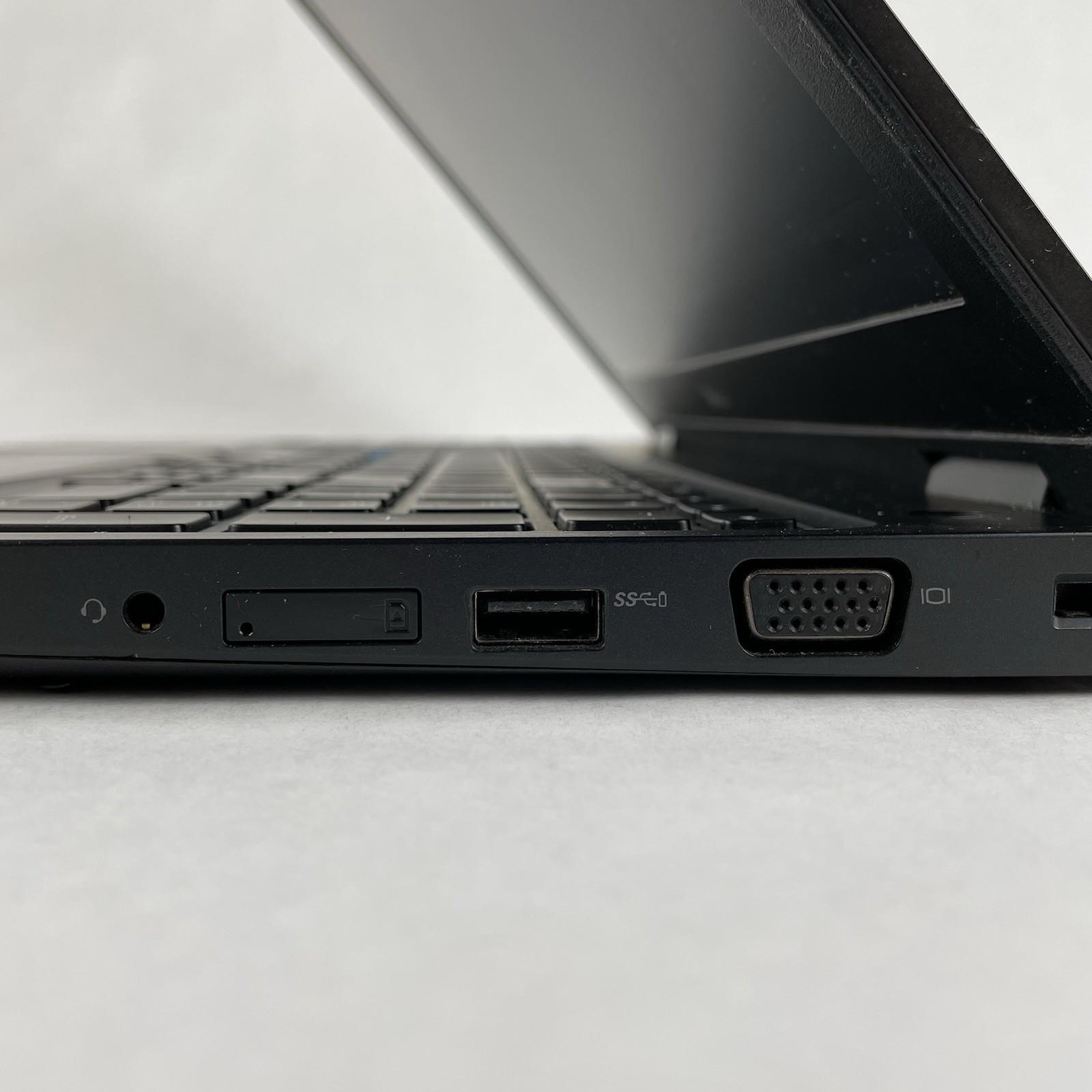 Dell Latitude 5580 15.6″ i5-7300U 2.60 GHz 8 GB RAM No SSD No OS – Bad Edge