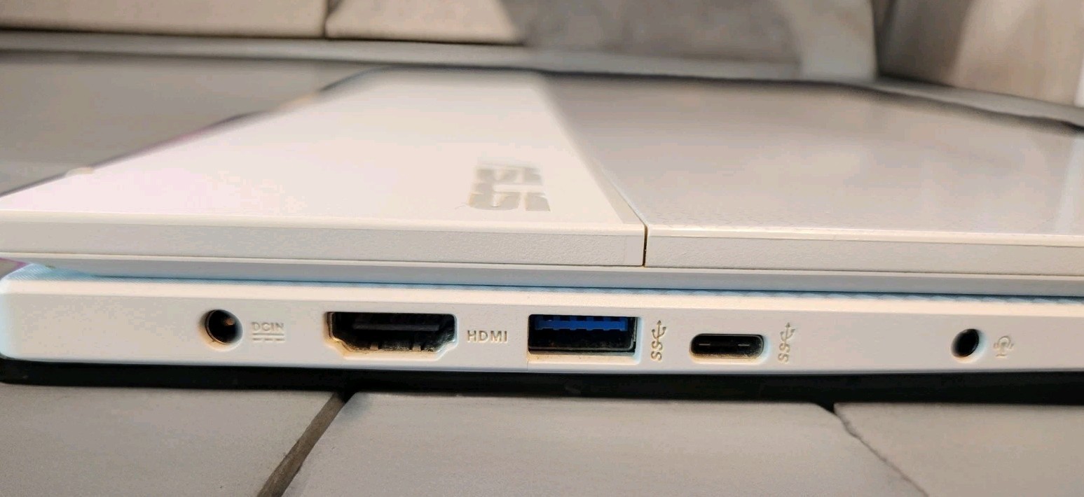 ASUS ImagineBook MJ401TA 14″ FHD Intel M3 8100Y, Pre-owned, Sleeve & 2 Chargers