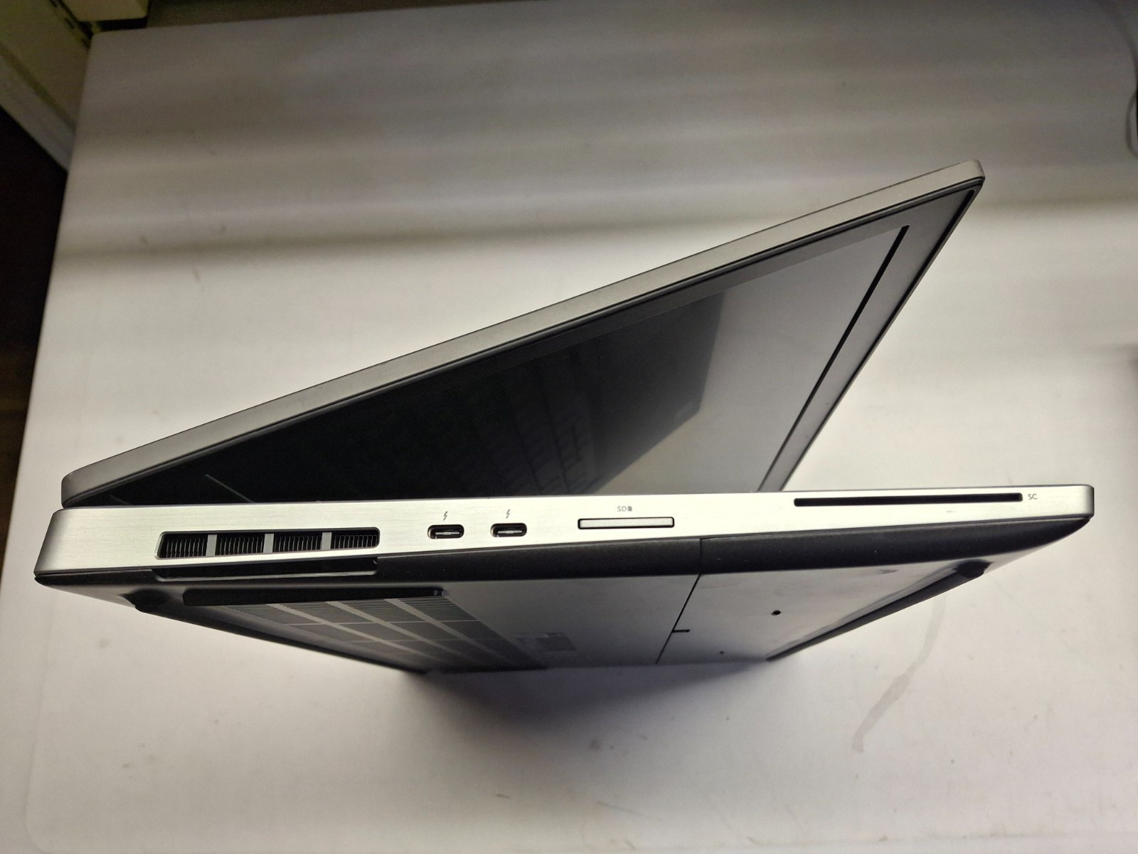 DELL PRECISION 7740 17.3″ I7-9850H 256GB SSD 32GB RAM NVIDIA RTX 4000 WIN 11 PRO