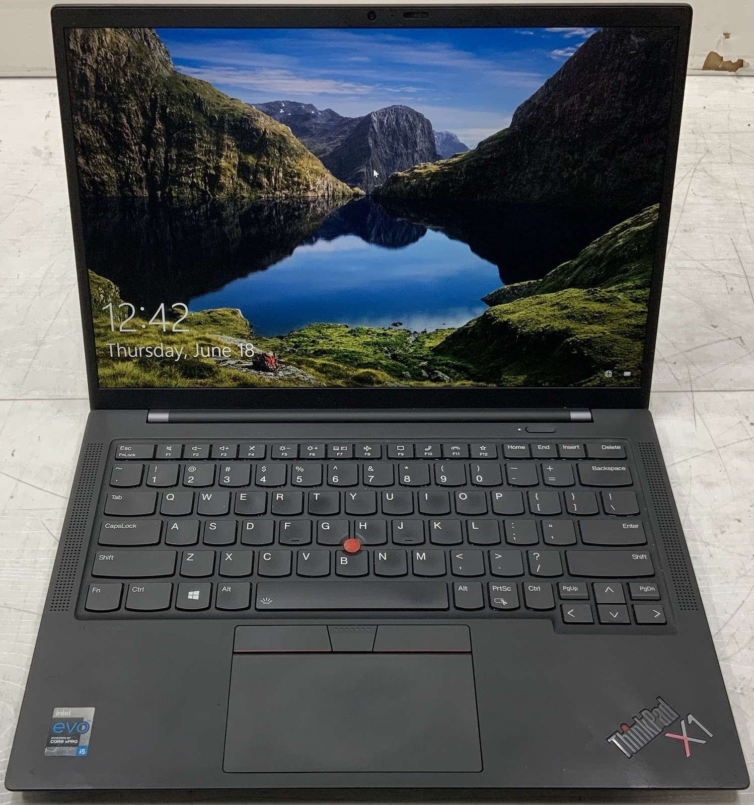 Lenovo ThinkPad X1 Carbon Gen 9 – Intel i5-1135G7, 16GB Ram, 512GB SSD, W10P